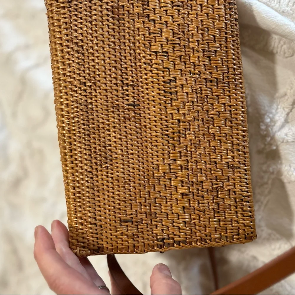 Vintage NORDSTROM wicker basket handbag with a magnetic closure. - Picture 6 of 11